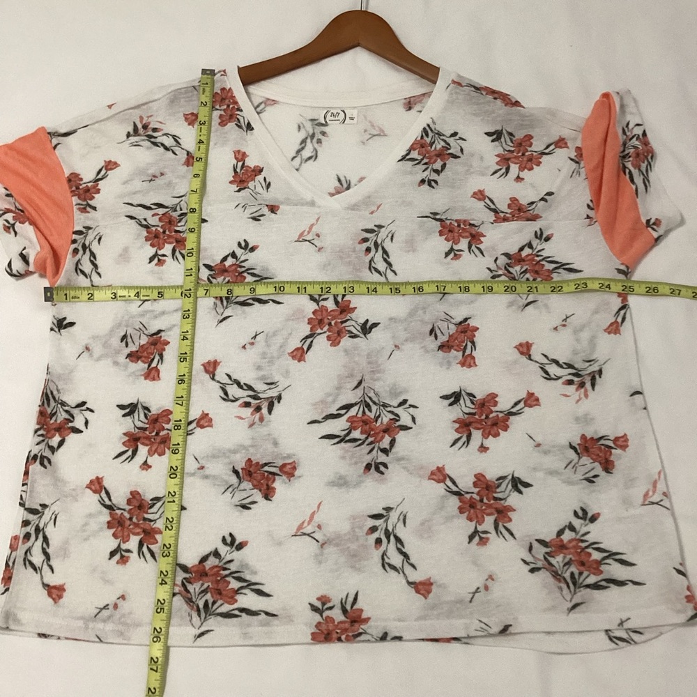 MAURICES: white and peach floral short sleeve T-shirt, size 1X - Picture 3 of 6